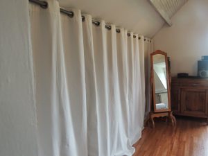 mettre un rideau sur un dressing