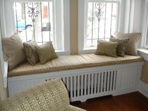 radiateur sous une fenêtre
