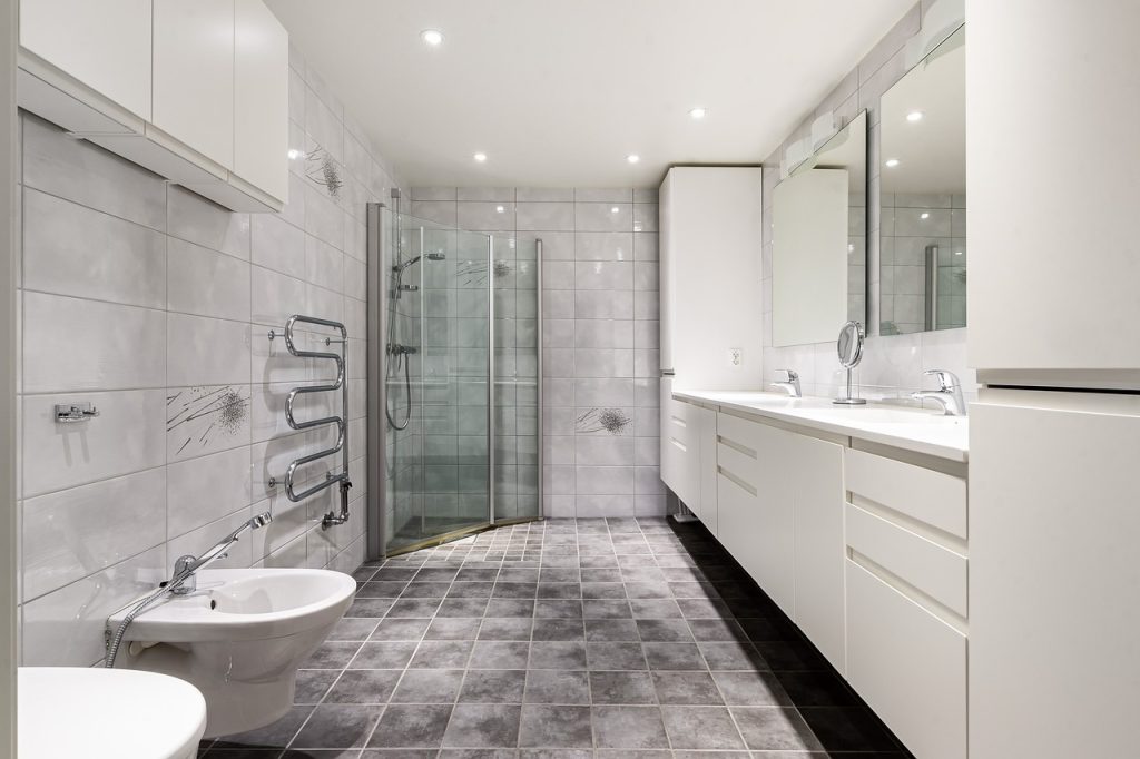 doit on fixer une cabine de douche au mur