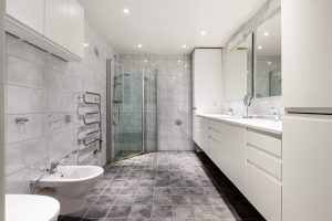 doit on fixer une cabine de douche au mur