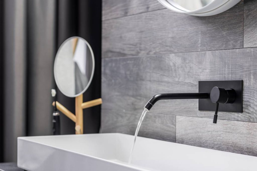 media-salle-de-bain-minimaliste-comment-allier-design-et-confort-sans-surcharger