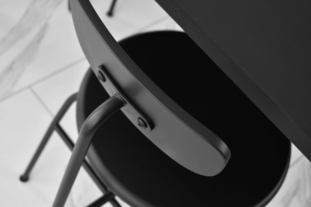 intégrer Chaises noires décoration