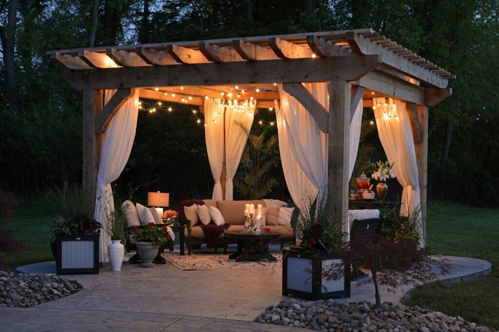 Aménagement du jardin solutions pratiques contre soleil et pluie