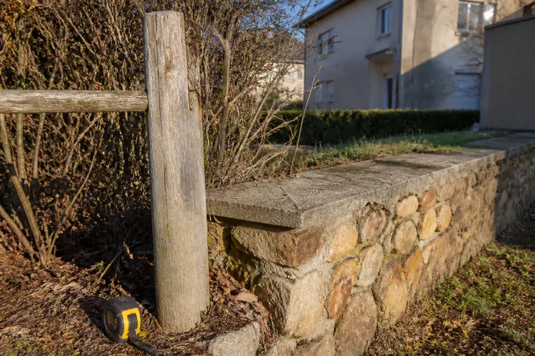 Détail d'une clôture et d'un mur, respectant la réglementation pour l'amenagement petit jardin.