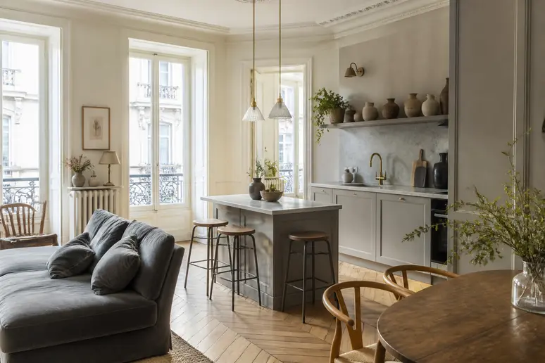 Liaison décorative réussie entre cuisine et salon dans une cuisine ouverte sur salon.