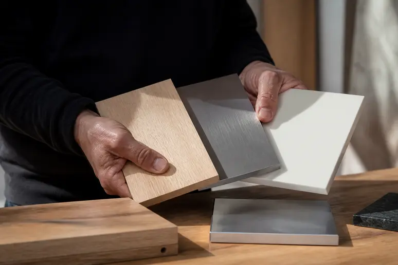 Exemples de matériaux et finitions pour un meuble TV suspendu design.