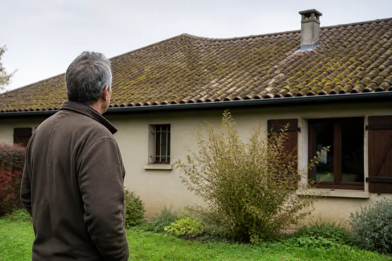 Risques toiture encrassée : prix nettoyage toiture évalué par un propriétaire attentif en automne.