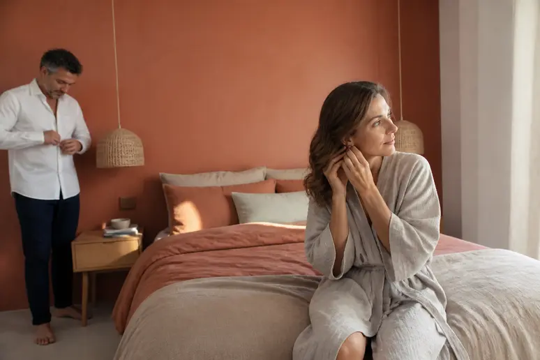 Chambre apaisante avec mur principal couleur terracotta et linge de lit aux teintes naturelles.